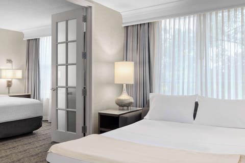 1 bedroom, premium bedding, desk, laptop workspace