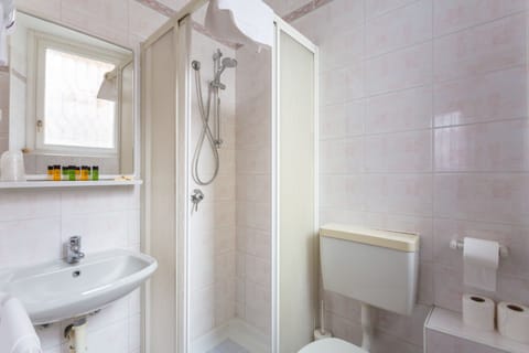 Superior Double Room (extra bed) | Bathroom | Shower, free toiletries, hair dryer, slippers