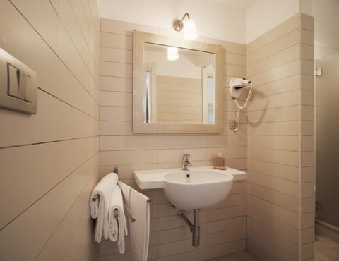 Shower, rainfall showerhead, free toiletries, hair dryer