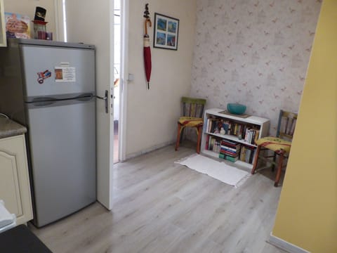 Romantic Apartment, 1 Queen Bed, Non Smoking | Private kitchen | Fridge, microwave, oven, stovetop