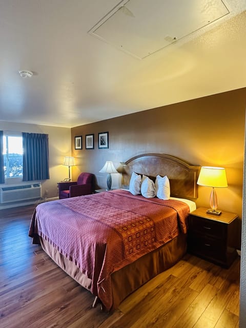 Desk, blackout drapes, free WiFi, bed sheets