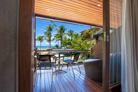 Quarto Frente Mar Varanda | Minibar, in-room safe, laptop workspace, blackout drapes