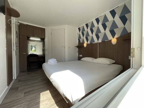 Desk, free cribs/infant beds, free WiFi