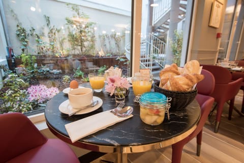 Daily buffet breakfast for a fee