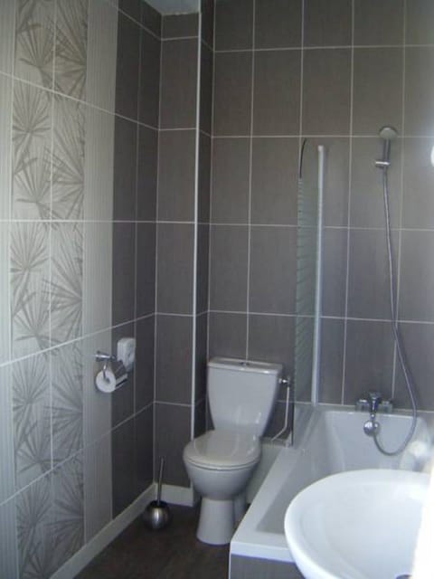 Double Room, River View | Desk, blackout drapes, free WiFi