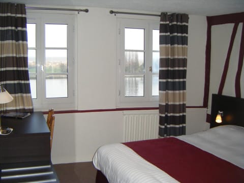 Desk, blackout drapes, free WiFi