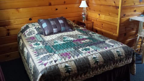 Standard Room, 1 Queen Bed, Refrigerator & Microwave | Bed sheets