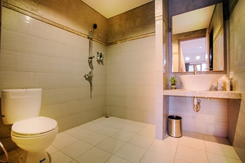 Shower, free toiletries, towels, soap