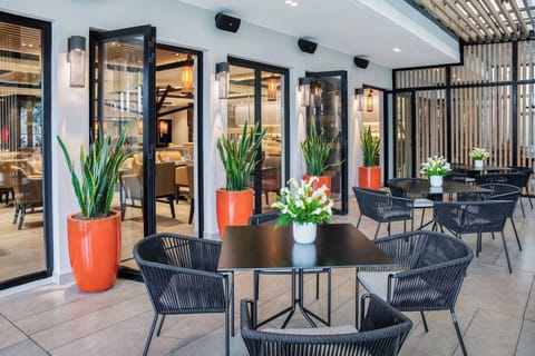 3 restaurants; lunch and dinner served