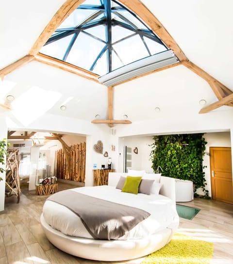 Design Suite (Nature) | Premium bedding, desk, free WiFi