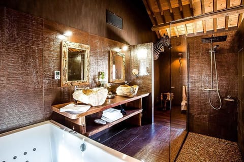 Comfort Suite (Lodge) | Bathroom | Free toiletries, hair dryer, towels