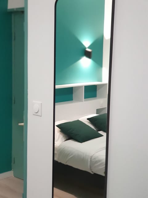 Premium bedding, desk, free cribs/infant beds, free WiFi