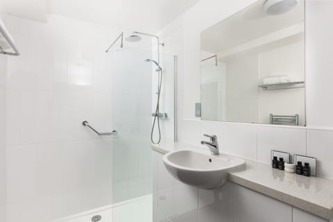 Executive Double Room, 1 Double Bed | Bathroom | Free toiletries, hair dryer, towels