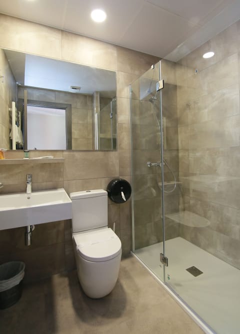 Twin Room | Bathroom | Free toiletries, bidet, towels