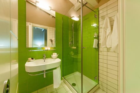 Double or Twin Room | Bathroom | Shower, free toiletries, hair dryer, bidet