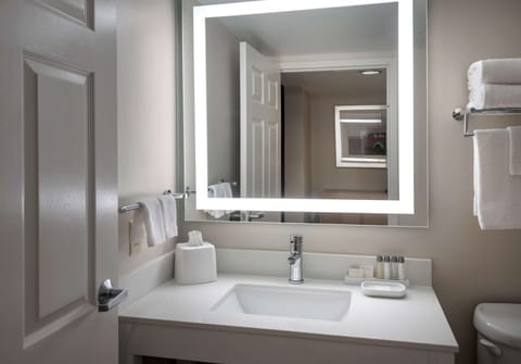 Combined shower/tub, designer toiletries, towels