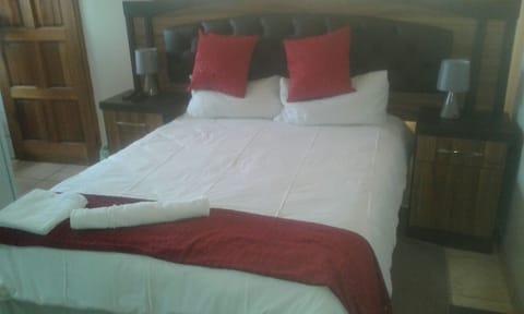Desk, soundproofing, rollaway beds, free WiFi