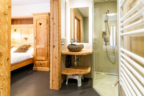 Double Room, Balcony | Bathroom | Shower, free toiletries, hair dryer, bidet