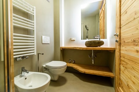 Double Room, Balcony | Bathroom | Shower, free toiletries, hair dryer, bidet