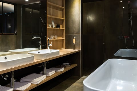 Deluxe Suite | Bathroom | Free toiletries, hair dryer, bathrobes, towels