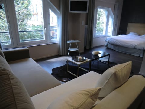 Desk, blackout drapes, soundproofing, free cribs/infant beds