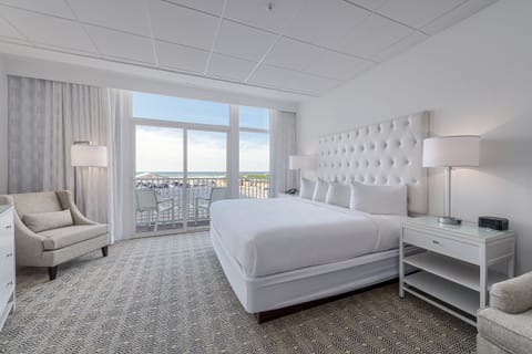 Premium Poolside King Studio | Hypo-allergenic bedding, in-room safe, individually decorated