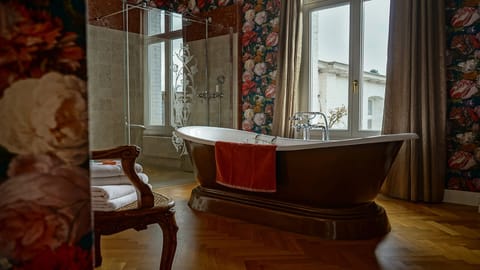 Panoramic Suite, River View | Deep soaking bathtub