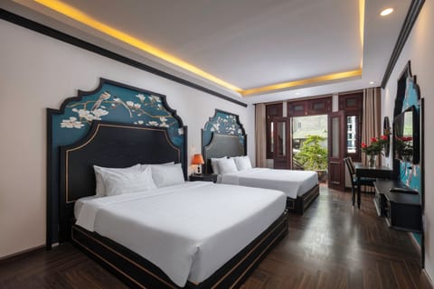 Family Studio Suite, Balcony, City View | Egyptian cotton sheets, premium bedding, Select Comfort beds, minibar