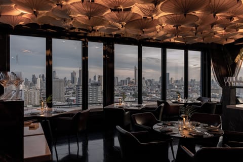 2 restaurants; breakfast, lunch, dinner, and brunch served