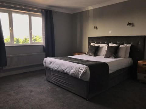 Premium bedding, desk, iron/ironing board, free WiFi