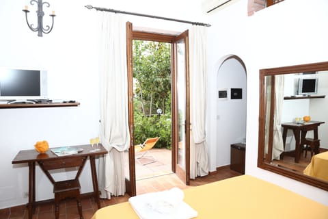 Deluxe Double Room, Patio | Minibar, in-room safe, blackout drapes, free cribs/infant beds