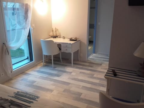 Premium bedding, desk, soundproofing, free WiFi