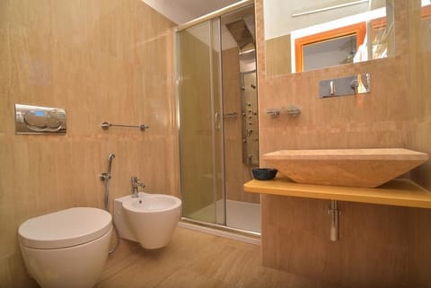 Classic Double Room, Balcony | Bathroom | Free toiletries, hair dryer, bidet, towels