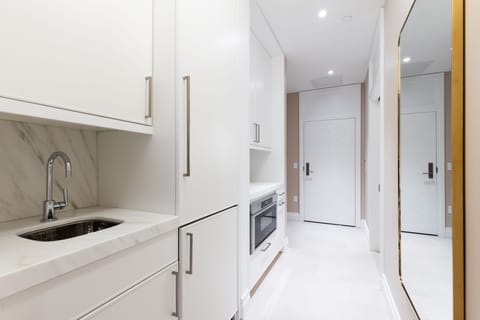 Studio Suite (Goldener) | Private kitchenette | Fridge, microwave, espresso maker, coffee/tea maker