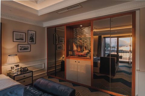 Deluxe Double Room with Sea View | Minibar, in-room safe, desk, laptop workspace