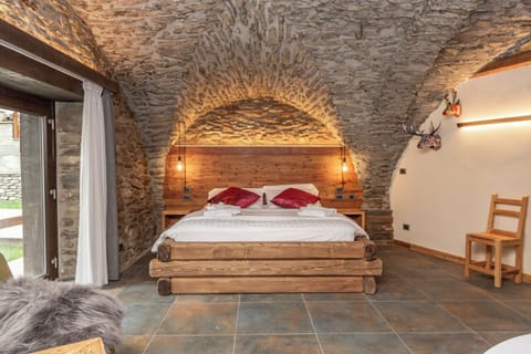 Deluxe Suite, Hot Tub | In-room safe, desk, soundproofing, cribs/infant beds