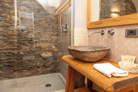 Family Suite | Bathroom | Shower, free toiletries, hair dryer, bidet