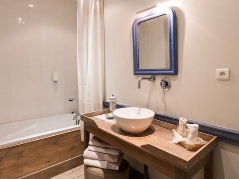 Family Quadruple Room, Ensuite, Garden View | Bathroom