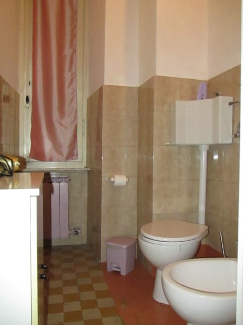 Standard Triple Room | Bathroom | Shower, free toiletries, towels