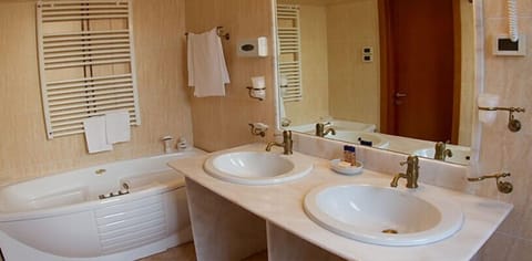 Standard Quadruple Room, Balcony | Bathroom | Shower, free toiletries, hair dryer, bidet