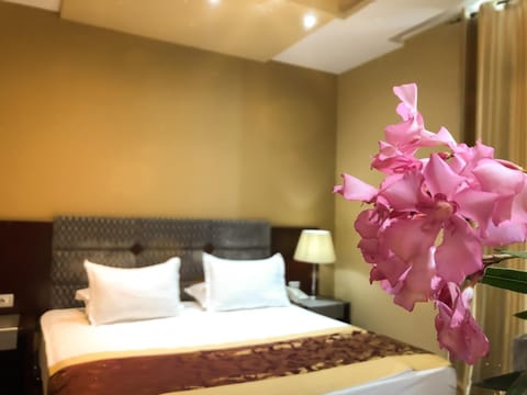 Minibar, desk, soundproofing, iron/ironing board