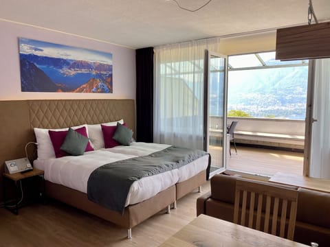 Panoramic Studio | Premium bedding, down comforters, in-room safe, blackout drapes