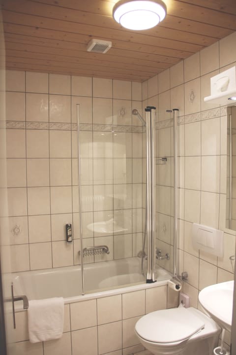 Superior Twin Room, Mountain View | Bathroom | Free toiletries, hair dryer, towels