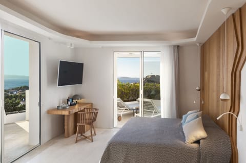 Queen Suite with Sea View | Premium bedding, minibar, in-room safe, desk