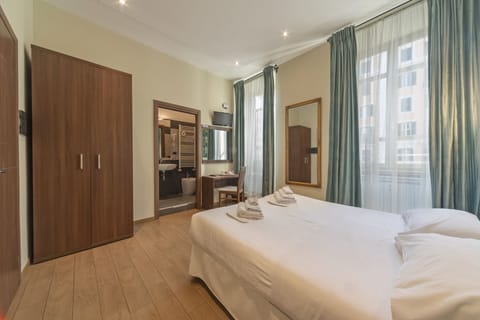 Classic Double Room | In-room safe, desk, laptop workspace, iron/ironing board