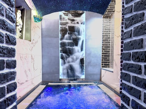 Sauna, hot tub