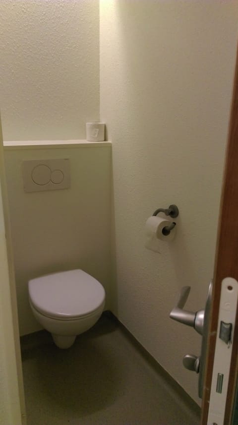 Twin Room, 2 Twin Beds | Bathroom | Shower, eco-friendly toiletries, towels