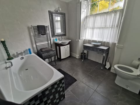 Luxury Double Room, Ensuite (Gold) | Bathroom | Free toiletries, hair dryer, towels