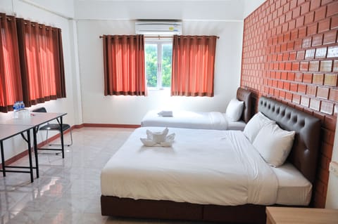 Standard Triple Room | Desk, WiFi (free)
