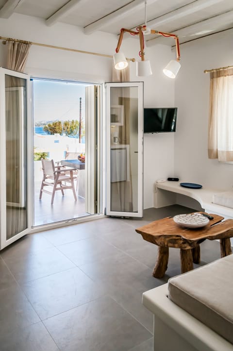 Master Suite | Living area | 32-inch LCD TV with satellite channels, TV